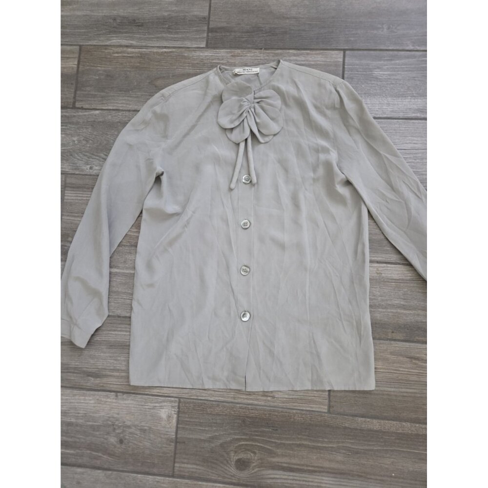 Mani Y2K Silk Gray Corsage Blouse Size 4.  Cracked Button, Small Tear Mended.